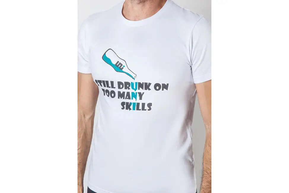 Weisses T-Shirt mit lustigem Design.