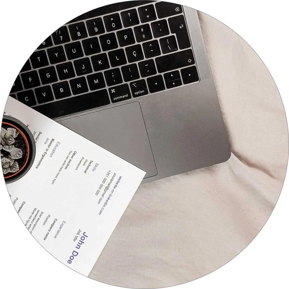 Dokument auf einer Laptop-Tastatur